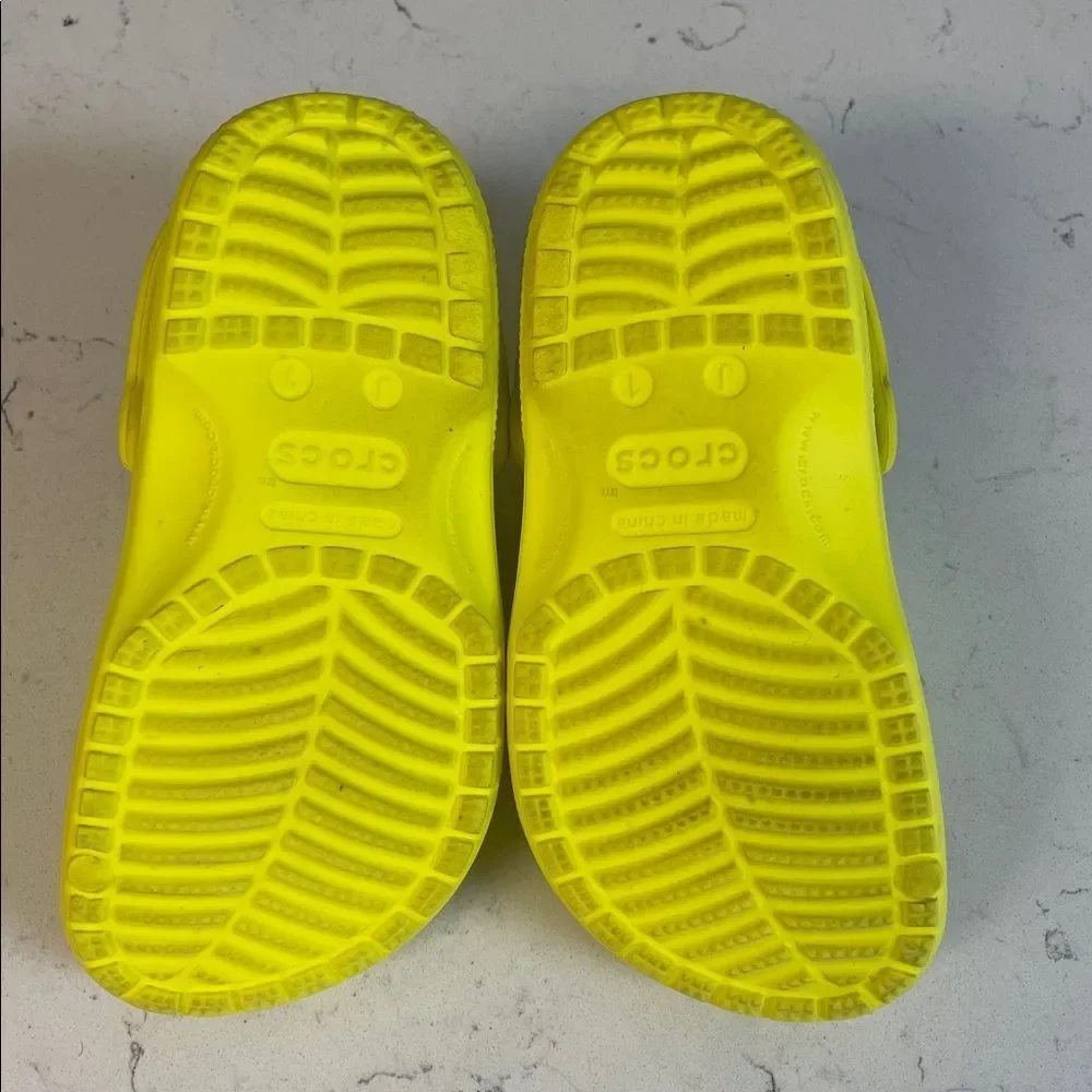 Crocs Classic Clog Size Junior 1, Acidity, Bright Neon Yellow Style # 206991